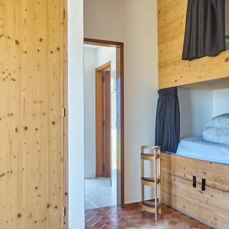 بيت شباب Algarve Surf Camp & *