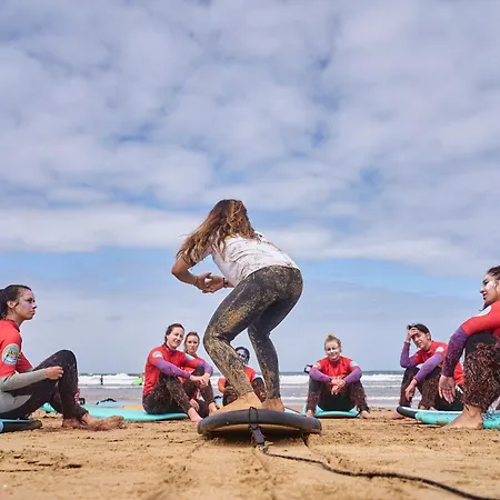 Algarve Surf Camp & بيت شباب ساغريش